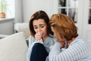 pessoa a consolar outra emocionalmente, representando sentir-se responsável pelas emoções dos outros