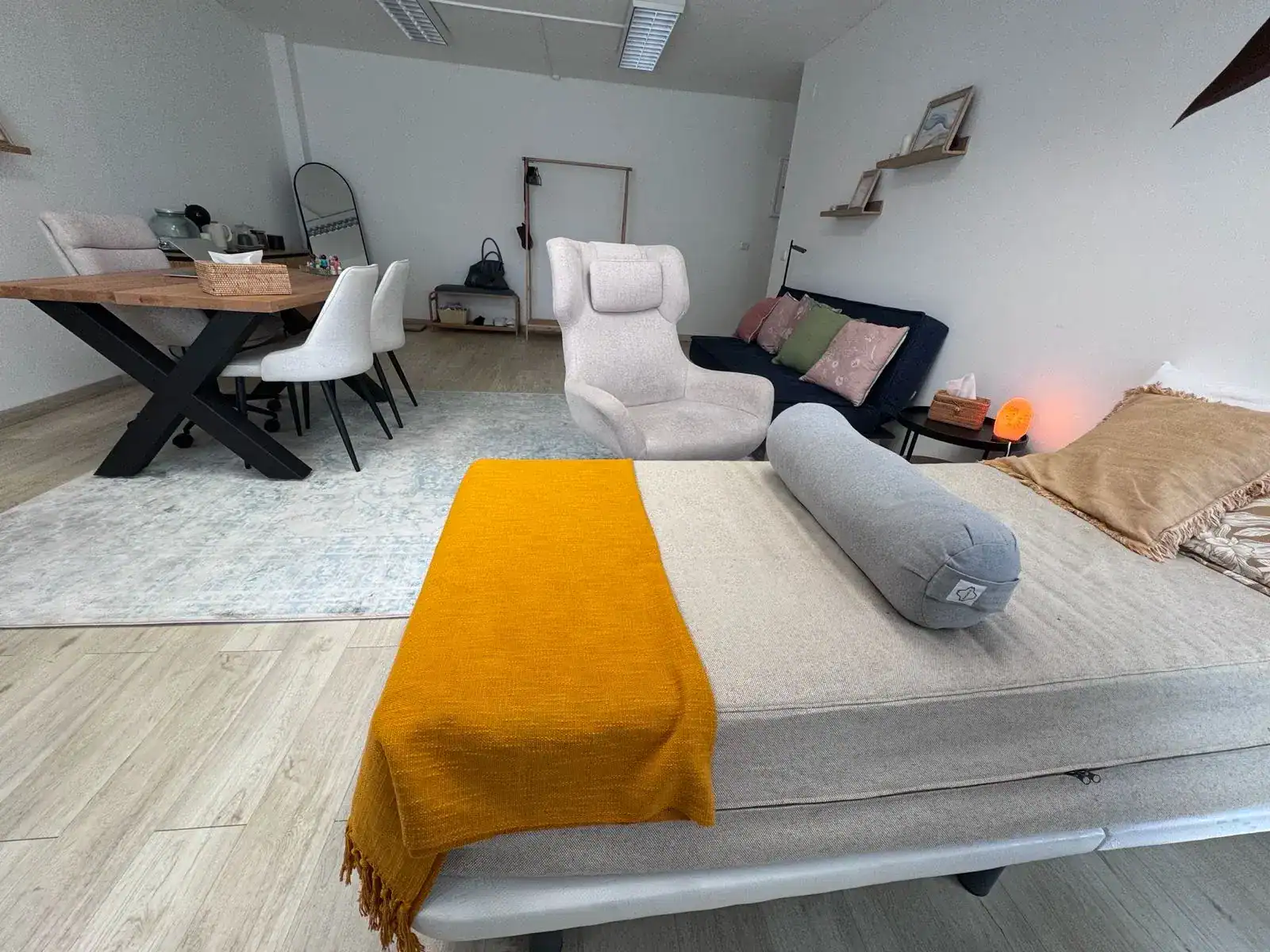 Sala de terapia com mobiliário confortável e ambiente acolhedor.